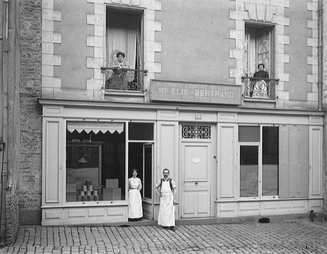 Fichier:Épicerie Rue Hoche ca 1900.png