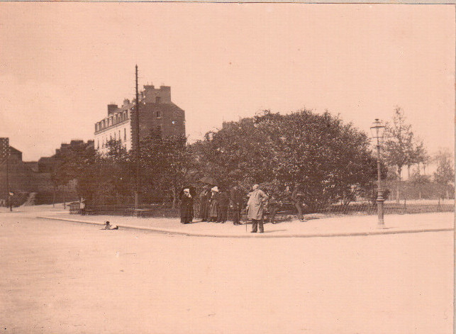 Fichier:Square de la gare 1892074.jpg