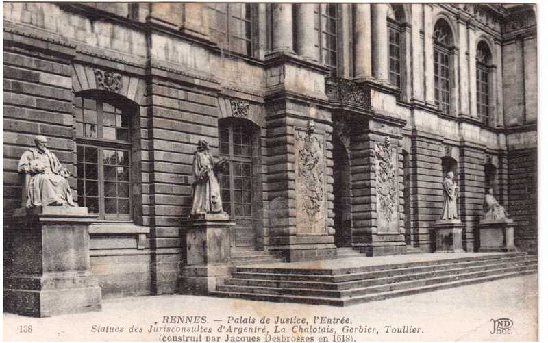 Fichier:Statues des 4 jurisconsultes devant le Palais.jpeg