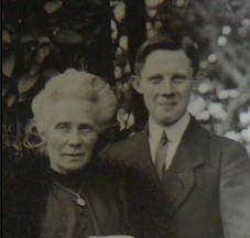 Fichier:Anne Marie Lognoné née Dolon (1869–1945) et son fils Théophile.jpg