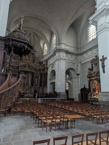 Fichier:Architecture intérieure de l'Eglise Toussaints de Rennes.jpg