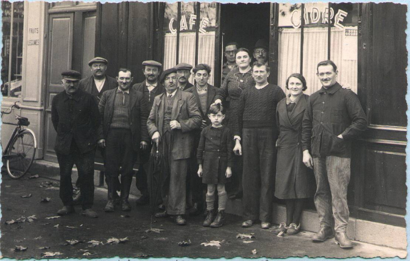 Fichier:Rennes 65 Tour d'Auvergne Cafe Hinet vers 1938.jpg