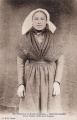 Costumes de Rennes et environs. Chateaugiron. Jeune Femme coiffée de la poupette. E. M.-R., Rennes 103, vers 1903. Coll.YRG.