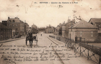 Vue Prise de la rampe d'accès au pont de l'abattoir (aujourd'hui pont Robert Schuman). L'entrée de l'abattoir se situe à gauche. Carte postale de Le Déley voyagé en 1920. Coll. YRG