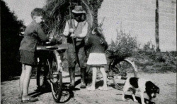 Des enfants à vélo dans les années 50