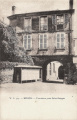 L'ancienne porte Saint-Georges, aujourd'hui détruite ; à travers cette porte s'aperçoit la façade de l'hôtel de Cuillé. Warnet-Lefèvre (W.L. 513). Coll. YRG et AmR 44Z2385