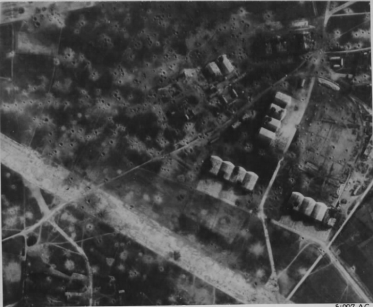 Fichier:Aérodrome bombardé juin 1944.png