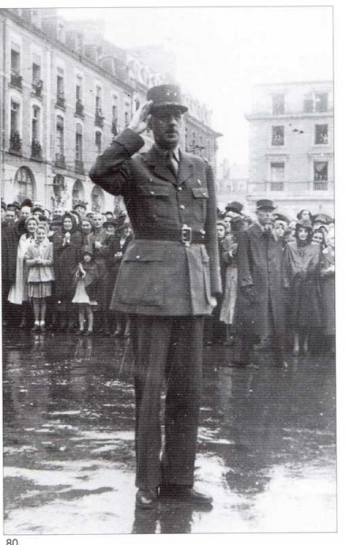 Fichier:Le general a rennes sous la pluie le 22 aout 1944.jpeg