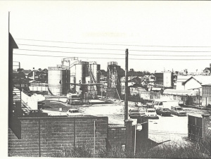 Des dépôts d'hydrocarbure à Baud-Chardonnet dans les années 1980. Archives de Rennes, 1080 W 8.