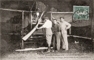 L'Aviateur Busson, dans son hangar, fixant l'hélice de son Monoplan Blériot. AmR 44Z0397