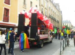 La gay pride et ses discomobiles.jpg