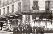 Aux Quatre Saisons, toiles, draperies, nouveautés. Carte photo voyagé 1907. A l'angle des rues de Nemours (à gauche) et de la Parcheminerie (à droite). Coll. YRG