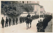 Faubourg d'Antrain. Passage du cortège devant les Cadets de Bretagne