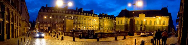 Fichier:Panoramique de la Place du Parlement de Bretagne à Rennes - Août 2014.jpeg