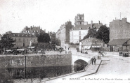 Le Pont-neuf et la Place de la Mission. Carte postale début XXe siècle de Léon et Levy (LL 115). Coll. YRG et AmR 44Z1476