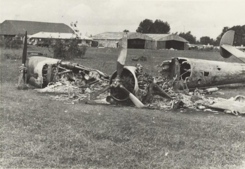 Fichier:Juin 1940 avion détruit à St-Jacques.png