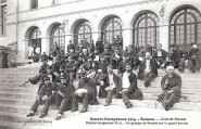Guerre Européenne 1914. Rennes. Ecole St-Vincent. hôpital temporaire n° 4. Un groupe de blessés sur le grand perron