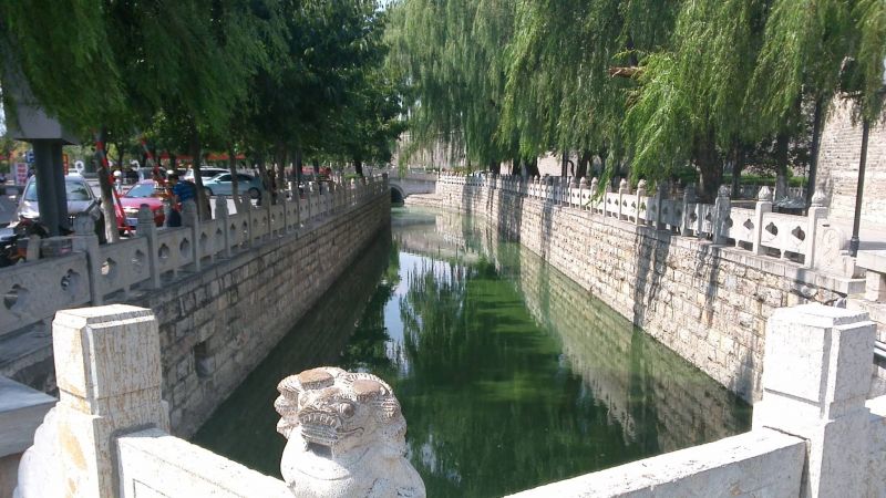 Fichier:Canaux autour du temple de Confucius.jpg