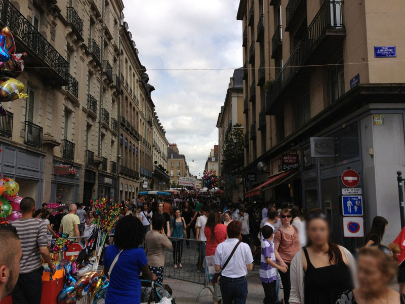 Fichier:Braderie-rue-d-orleans 2012.jpg