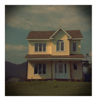 Une maison jaune perchée sur la colline