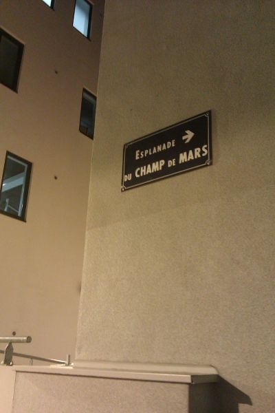 Fichier:Esplanade du Champ de Mars - plaque.jpg