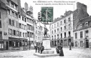 Place du Champ-Jacquet - Statue de Leperdit, ancien maire de Rennes ( A droite, en rez-de-chaussée de l'immeuble, la Bourse du Travail). Coll. YRG et AmR 44Z2190