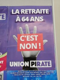 Affiche du syndicat étudiant Union pirate contre la réforme des retraites de 2023, portant l'inscription "La retraite à 64 ans, c'est non !"