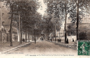 Le Boulevard de la Liberté et la Caserne Kergus à droite. Mary-Rousselière 1083. Coll. YRG et AmR 44Z1729