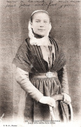 Jeune Fille coiffée de la Polka. E. M.-R. 102, voyagé 1904. Coll. YRG
