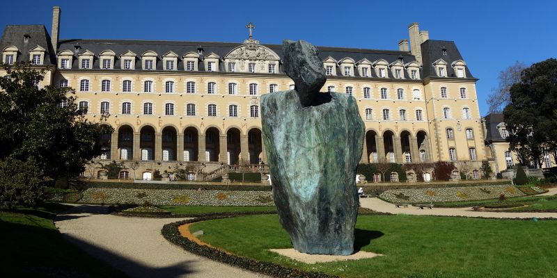 Fichier:« Le Magicien » - Sculpture de Jean-Michel Sanejouand située dans le jardin du Palais Saint-Georges de Rennes (Février 2023).jpeg