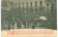 A l'hiver 1906-1907, accueil d'enfants de grévistes fougerais sur la place improprement dénommée "place Leperdit". AmR44Z