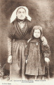 Costumes de Rennes et environs. Maman et sa Fille chez le Photographe. E. M.-R. 108, vers 1903. Coll. YRG