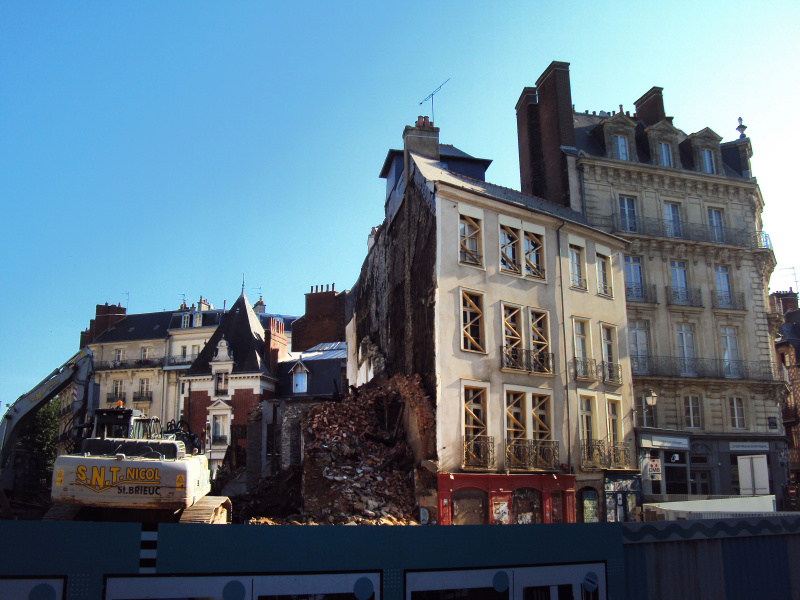 Fichier:Immeuble de la place Saint-Anne à Rennes en cours de destruction - 24 Juin 2014 - 03.jpeg