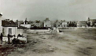 Prairie de Beaumont. À gauche campanile de l'hôtel de ville, au centre en arrière plan, le palais du Parlemnent, à droite le clocher de Toussaints