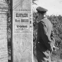 Un officier allemand lit l'avis d'exécution de Marcel Brossier