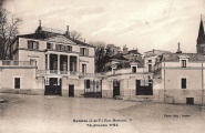 Rue Martenot. Hôtel de Courcy. Carton format carte postale Photo Ouest. Au dos, correspondance manuscrite signée Courcy. Coll. YRG