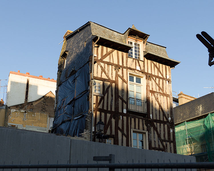 Fichier:Immeuble endommagé par un incendie, 4 place Saint-Michel, Rennes, Ille-et-Vilaine.jpg
