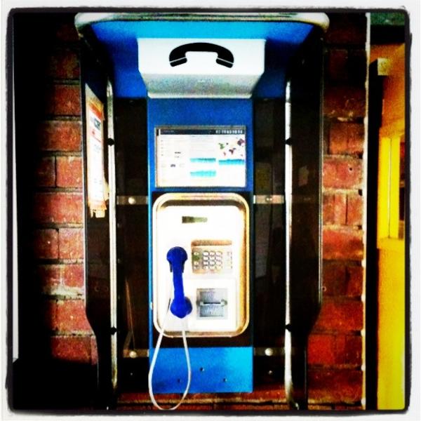 Fichier:Telephone vintage sur le campus de Beaulieu.jpg