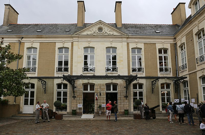 Fichier:Hôtel de Chateaugiron.png