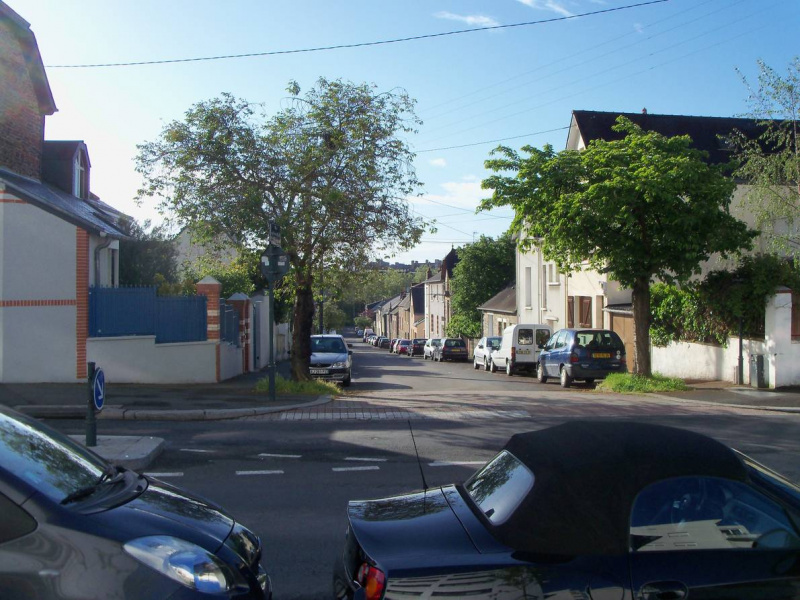 Fichier:Rennes Rue Freres Blin vers canal 2013.JPG