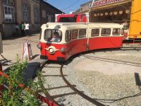 Enfant dans un petit train d'époque rouge