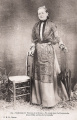 En route pour la promenade. Jeune Fille coiffée de la Catiole. E. M.-R. 104, vers 1903. Coll. YRG