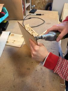 Image utilisation de la dremel pour poncer les arrêtes