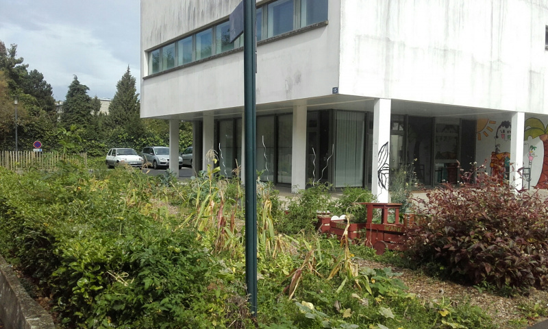 Fichier:Mjc brequigny jardin.jpg