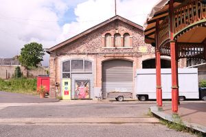 première halle visible à l'entrée du Grand Huit, ancien lieu de peinture des wagons de train