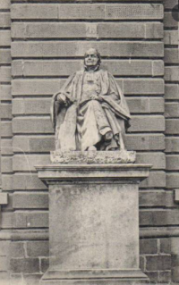Statue de Toullier par Lanno, devant le palais du Parlement, l'une des 4 statues de jurisconsultes enlevées en 1960