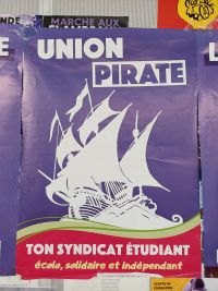 Affiche représentant un bateau à voiles, logo officiel du syndicat étudiant Union pirate