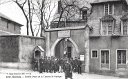Entrée Ouest de la Caserne St-Georges. Mary-Rousselière 1237, écrite 1916. Coll. YRG et AmR 44Z1930