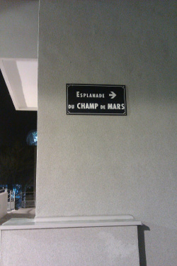 Esplanade du Champ de Mars - plaque -02.jpg