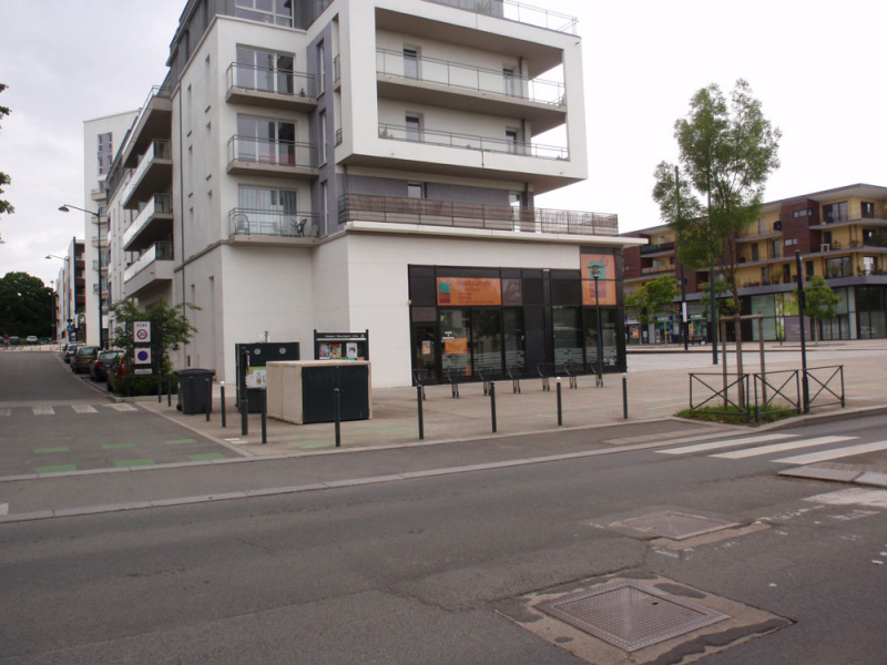 Fichier:Centre-commercial Beauregard-perspective-rue-Julie-d'Angennes.jpg